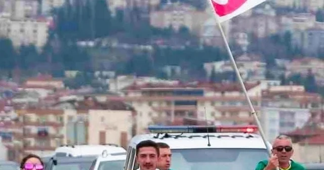 Bursa da Sevgililer Günü nde şampiyonluk sloganıyla koşu düzenlendi Yeşil beyaz aşkla 10 kilometre koşuldu Bursa Haberleri