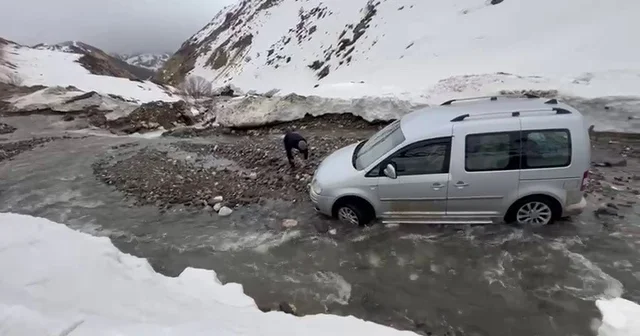 Menfez olmayan yolda sel: Araçlar mahsur kaldı Adıyaman Haberleri