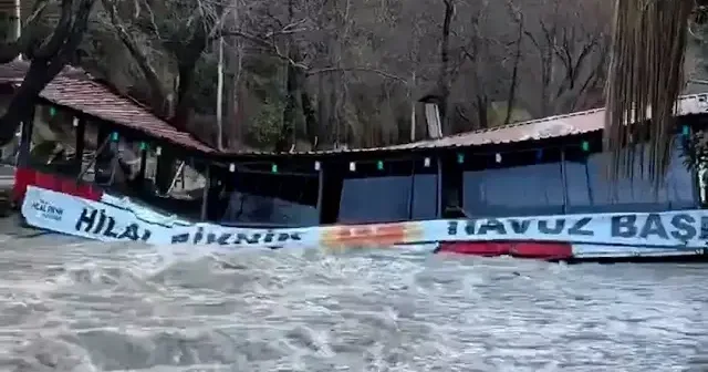 İşletmeye ait çardak sulara gömüldü VİDEO İZLE