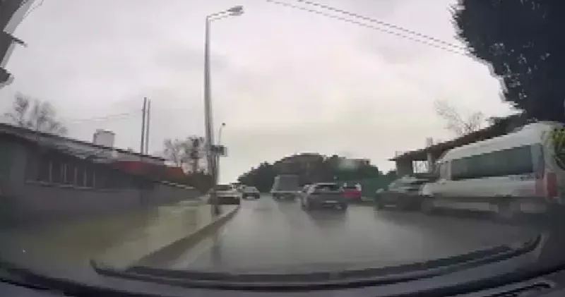 Beylikdüzü’nde ters yönde ilerleyerek trafiği tehlikeye atan sürücü yakalandı