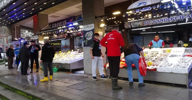Karadeniz de sezon sonu bereketi Hamsi tezgahları doldurdu, fiyatı 100 TL de kaldı Trabzon Haberleri