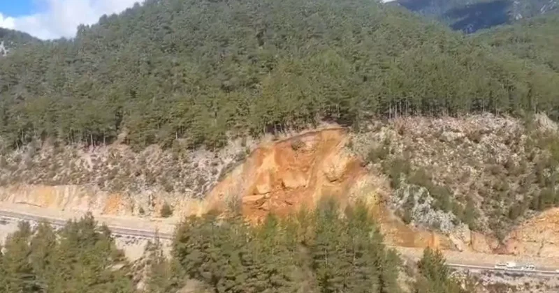 Gündoğmuş ta toprak kayması: Ulaşıma kapanan yol, tek şeritten trafiğe açıldı