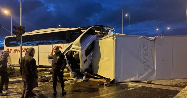 Yolcu otobüsü ile kamyonet çarpıştı: 5 yaralı Kayseri Haberleri