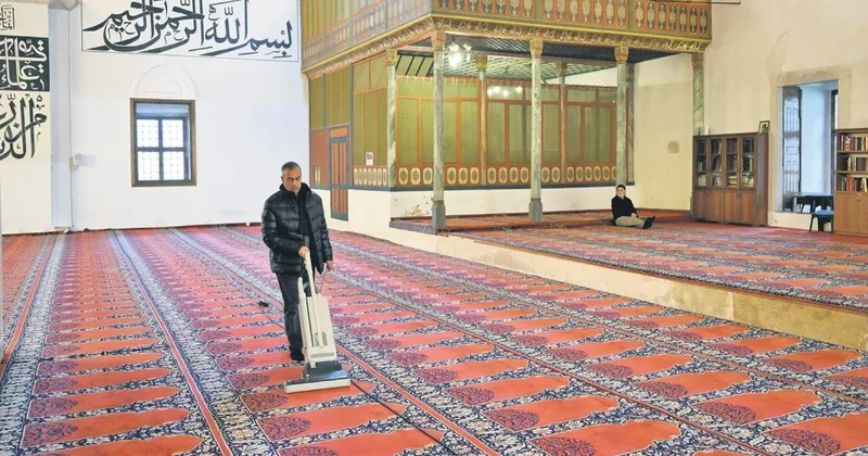 Camiler 11 ayın sultanına hazırlandı