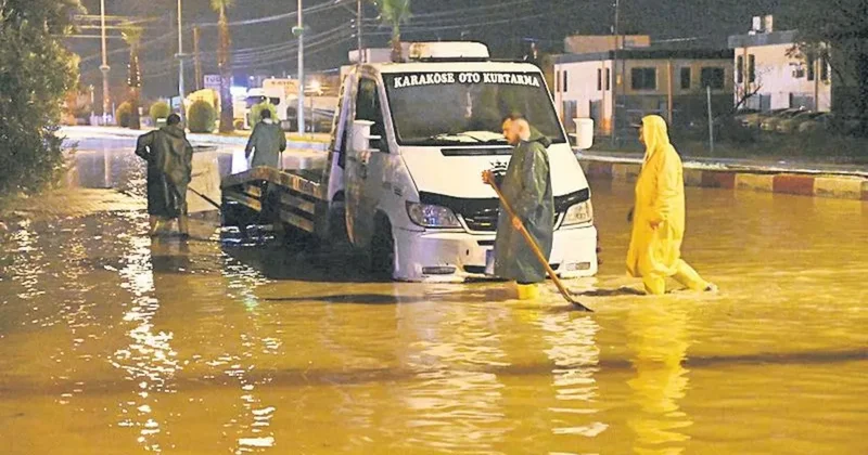 Sağanak vurdu... Dereler taştı, yollar çöktü