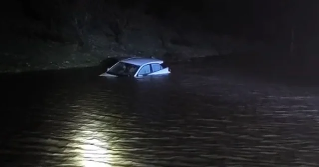 Adıyaman da sele yakalanan araç suya gömüldü Sel sularında mahsur kalanları vatandaşlar kurtardı Adıyaman Haberleri
