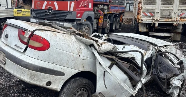 Direğe ve ağaçlara çarpan otomobilin sürücüsü öldü Bingöl Haberleri