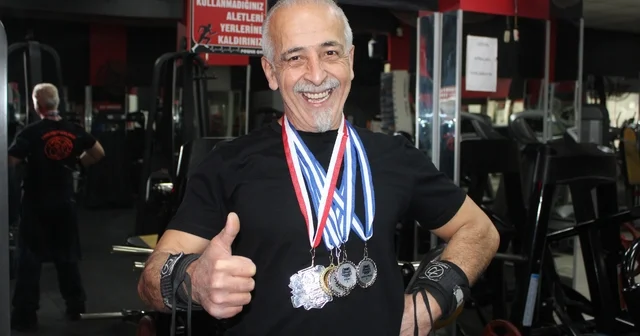 Rakip bulamayan ve gençlerle yarışan 65 yaşındaki Hakkı Bozat 420 kilo kaldırdı Hakkı Bozat, gözünü Dünya Şampiyonası na dikti Aydın Haberleri