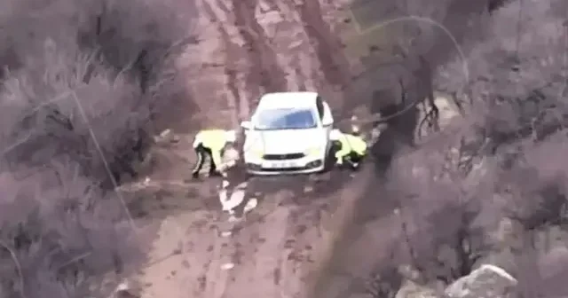 Çamura saplanan sürücünün imdadına polisler yetişti VİDEO İZLE