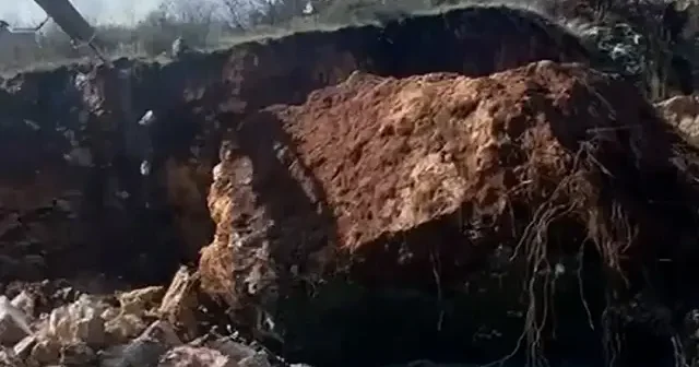 Balıkesir’de dev kaya yola düştü VİDEO İZLE