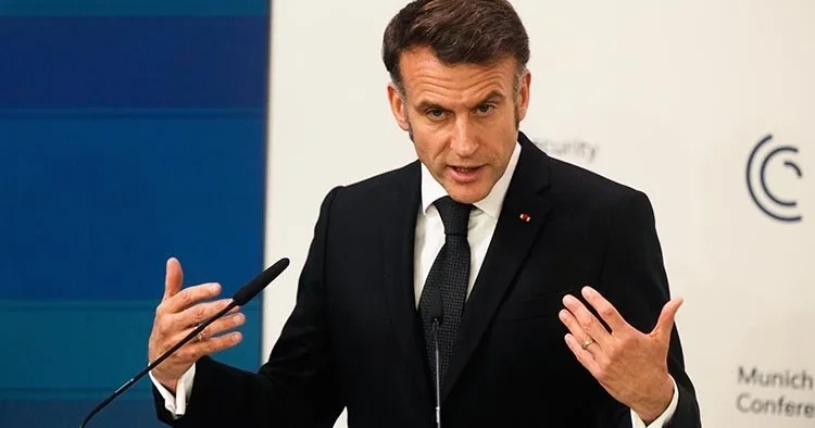 Almanya da Macron ile terör örgütü SDG/YPG elebaşı Abdi kucaklaştı