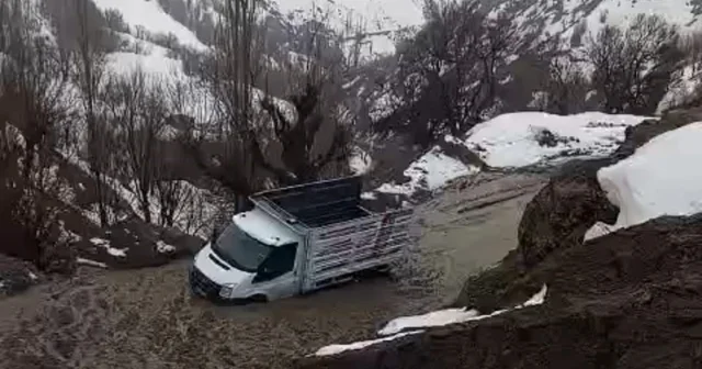 Hizan da kar eridi, heyelan yolları kapattı Bitlis Haberleri