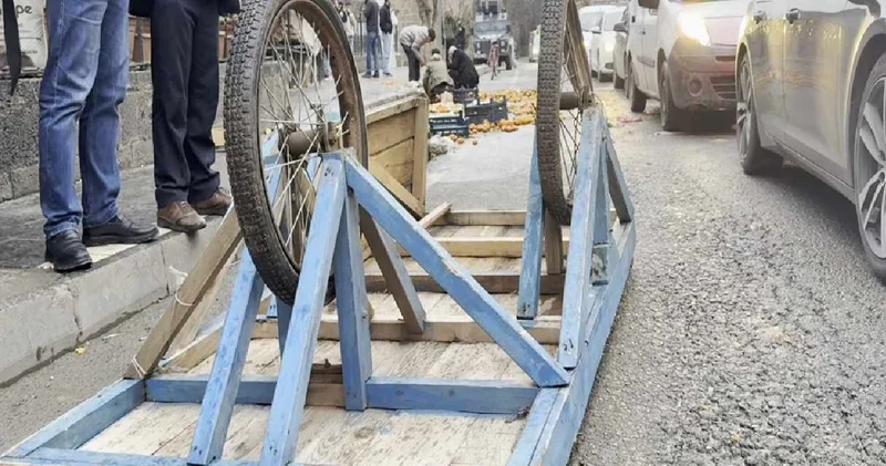 Zabıta ve seyyar satıcılar arasında gerginlik çıktı: Meyveler ortalığa saçıldı