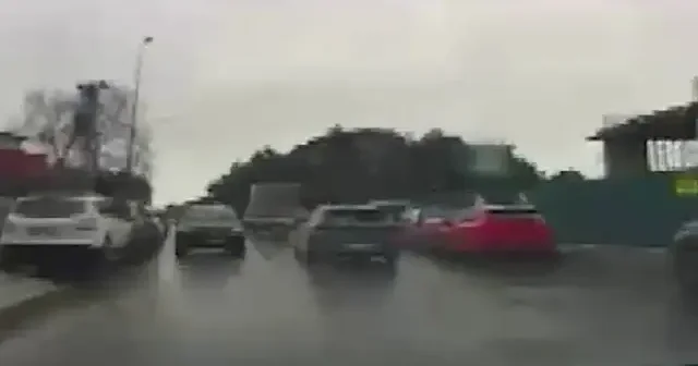 Beylikdüzü’nde ters yönde ilerleyen sürücü dehşet saçtı VİDEO İZLE