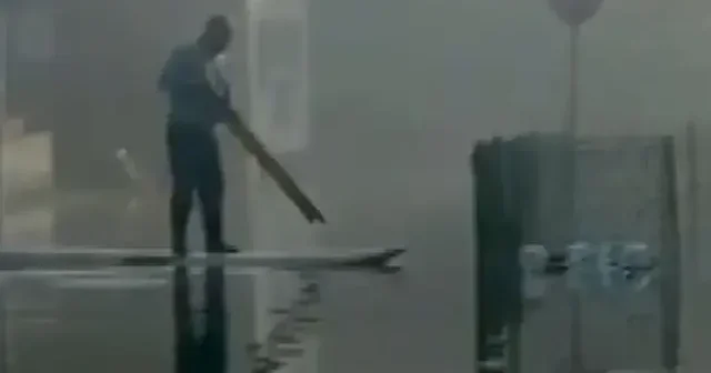 Yaşanan sel felaketi sonrası vatandaşlar Köyceğiz sokaklarında kano ile gezdi VİDEO İZLE