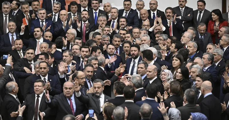 AKP den Özgür Özel e: Dağıtın orayı talimatı darbedir, anarşist!