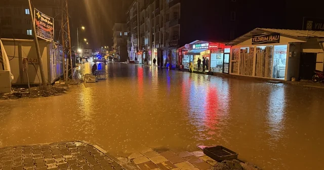 Malatya da sağanak; iş yerlerini su bastı, taziye çadırı uçtu Malatya Haberleri