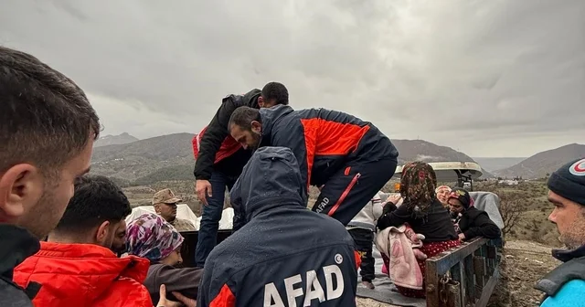 Siirt te fırtına 20 kişilik ailenin çadırını yıktı Siirt Haberleri