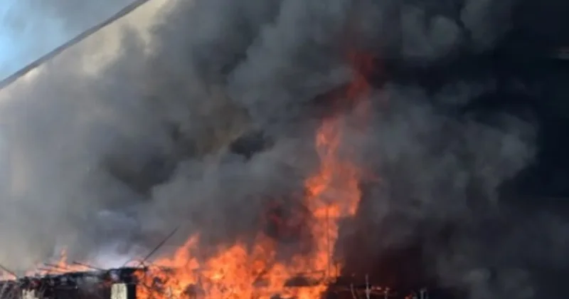 Ümraniye’de korkutan yangın: Gecekonduda başladı, binanın çatısına sıçradı! Sözcü Gazetesi