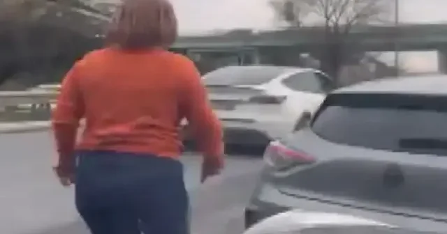 Kadın sürücülerin şerit tartışması kavgaya döndü: Aracın camlarını böyle yumrukladı VİDEO İZLE