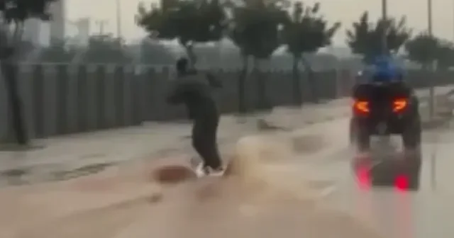 Adana’da sağanak sonrası ilginç anlar: Su dolan caddede sörf yaptı VİDEO İZLE