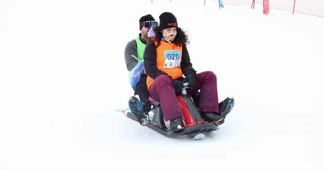 Eşler, Sevgililer Günü nde birbirini en hızlı çekmek için yarıştı Erciyes te 10 uncu Artık Çekilmez Oldun Yarışması yapıldı Kayseri Haberleri