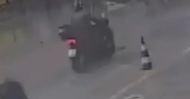 Su dolu çukur faciaya neden oluyordu: Devrilen kuryenin mucize kurtuluşu kamerada VİDEO İZLE