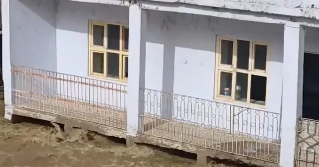 Çayın seviyesi yükseldi; su kıyıdaki evlerin giriş kat balkonlarına ulaştı Siirt Haberleri