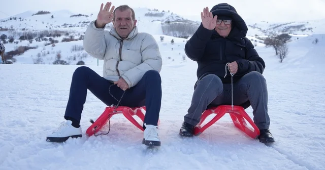 Bayburt ta yaşlıların kar eğlencesi: Kızakla kaydılar, kar motoruyla tur attılar Bayburt Haberleri
