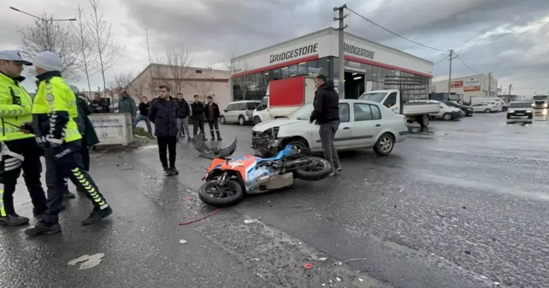 Çorlu da otomobille çarpışan motosikletli yaralandı: Kaza anı kamerada