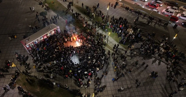 Elazığ da yüzlerce kişi aynı anda halay çekti: O anlar böyle görüntülendi Elazığ da 23. Geleneksel Sahur Halayı coşkuyla gerçekleşti Elazığ Haberleri