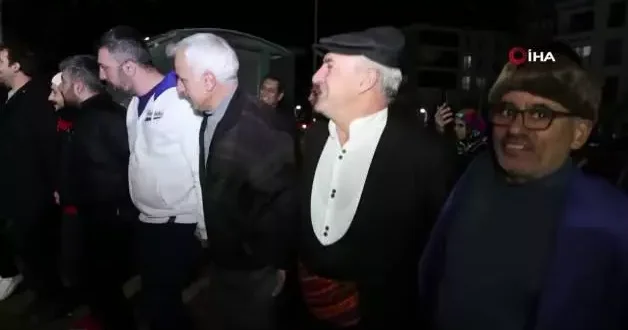 Elazığ da yüzlerce kişi aynı anda halay çekti: O anlar böyle görüntülendi