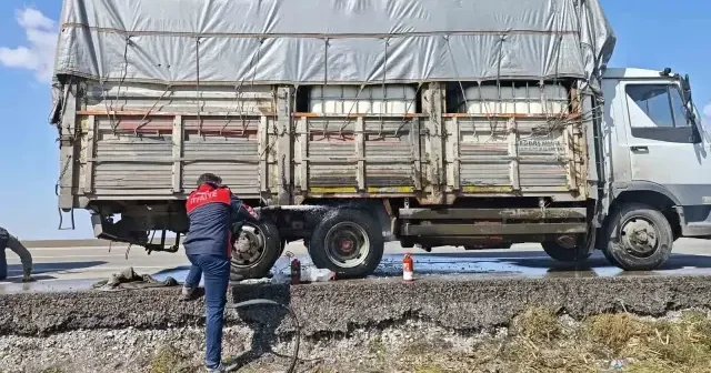 Sıkışan balata kamyonun lastiğini yaktı VİDEO İZLE
