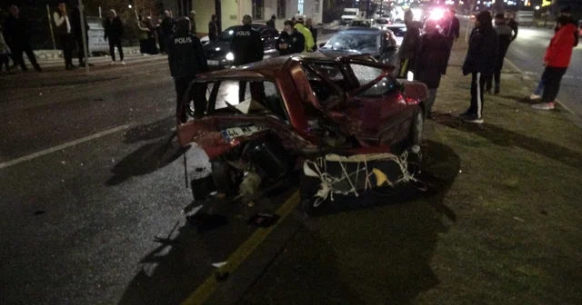 Malatya da otomobilin çarptığı TOFAŞ kağıt gibi ezildi: 3 yaralı Malatya Haberleri