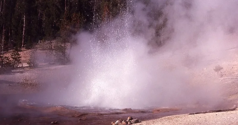 6 yıl sonra patladı, 9 metre püskürdü: Asit dolu Echinus hareketlendi