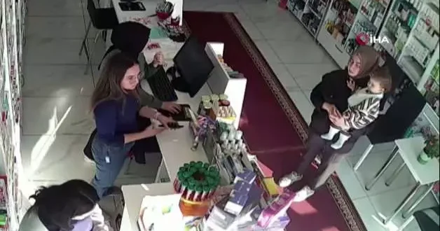 Fark ücreti vermek istemeyen kadın eczaneye taşla saldırdı