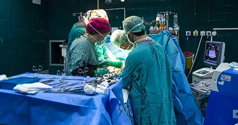 Ameliyat sırasında kavga çıktı, neşterler çekildi