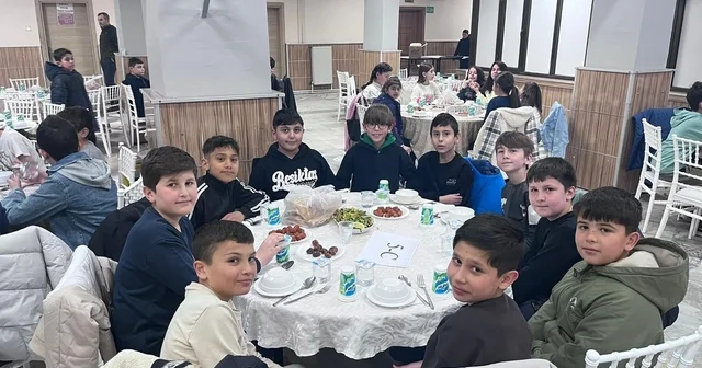 Kurtuluş İhsan Küçükarslan Ortaokulu nda geleneksel iftar coşkusu Afyonkarahisar Haberleri