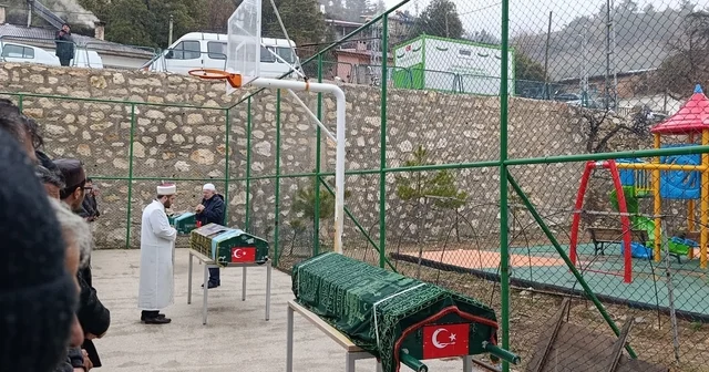 Minibüsün uçuruma yuvarlandığı kazada ölen 3 kişi son yolculuklarına uğurlandı Karaman Haberleri