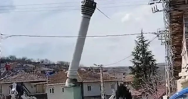 Tokat’ta depremde hasar alan cami minaresi kontrollü şekilde yıkıldı VİDEO İZLE
