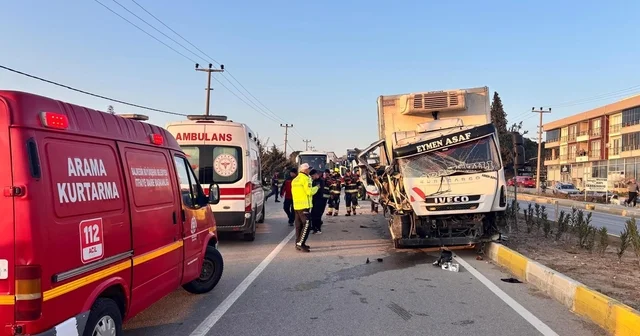 Balıkesir deki kamyon ile traktör çarpıştı: 2 yaralı Balıkesir Haberleri