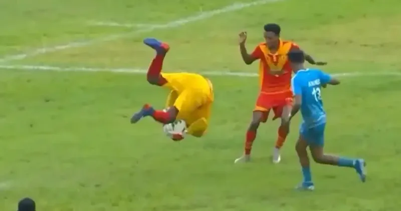 ‘Mortal Kombat’ sahnesi değil, futbol maçı! Tarihe geçecek penaltı pozisyonu… Asıl dram sonrasında yaşandı Futbol Haberleri