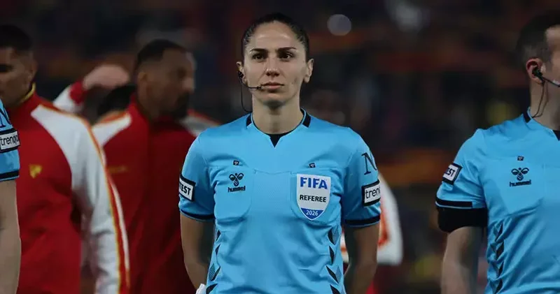 Hakem Asen Albayrak’a çiçek verildi