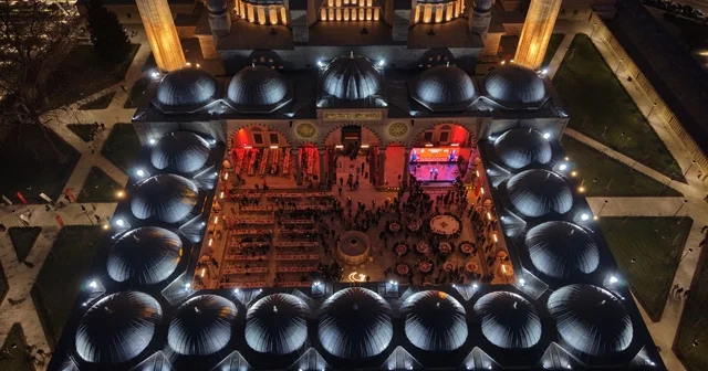 Restorasyonun ardından ibadete açılan Selimiye Cami avlusunda iftar Edirne Haberleri