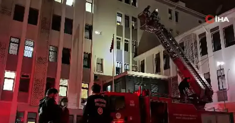 Mersin de emniyetin ek binasında çıkan yangın büyümeden söndürüldü