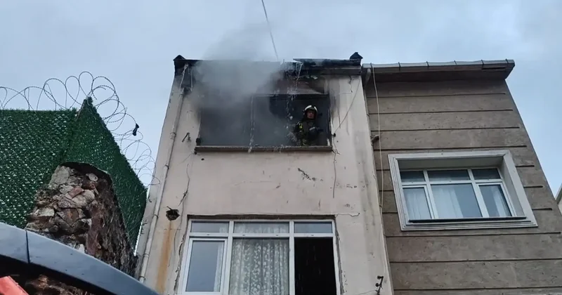 Fatih te 2 katlı binada yangın çıktı; 1 kişi hayatını kaybetti