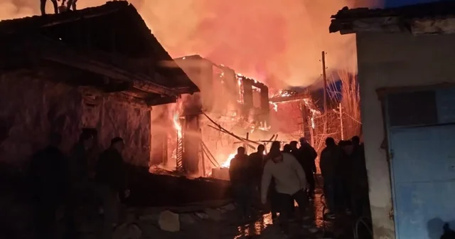 Çorum da yangın; 2 ev ve 1 traktör kullanılamaz hale geldi Çorum Haberleri