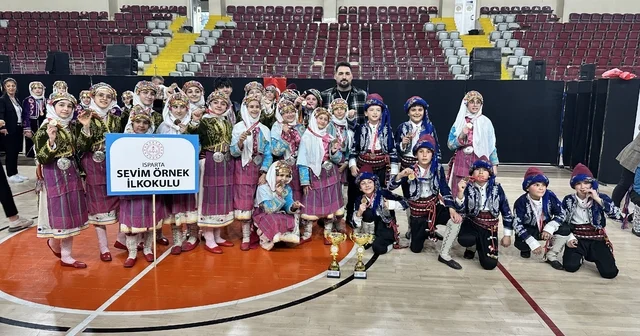 Isparta da halk oyunları miniklerin şampiyonu Sevim Örnek İlkokulu Isparta Haberleri