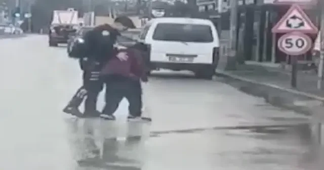 Yunus polisleri yağmur altında trafiği durdurup engelli vatandaşın yoldan geçmesini sağladı VİDEO İZLE