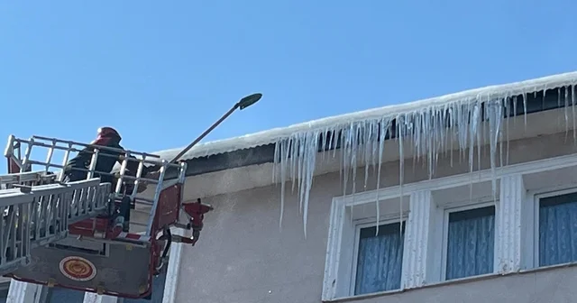 Ardahan da binalardan sarkan dev buz kütleleri temizleniyor Ardahan Haberleri